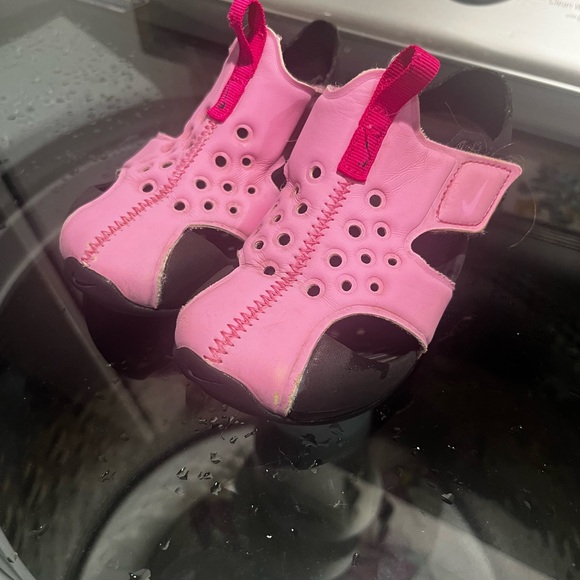 Nike Kids Pink Sandals - Picture 2 of 3